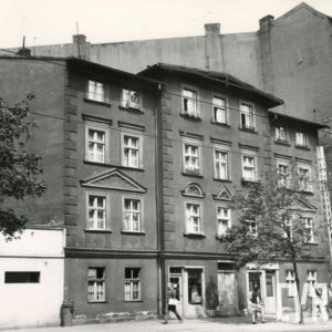 trzypiętrowy budynek murowany