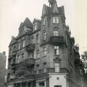 czteropiętrowa kamienica narożnym szczytem, ozdobionym wieżyczką