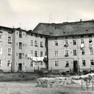 dwupiętrowa kamienica z poddaszem w kształcie litery L