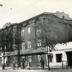 dwupiętrowy murowany budynek