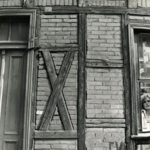 fragment ściany o konstrukcji szkieletowej, drewnianej, wypełnionej cegłami