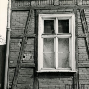 ściana o konstrukcji drewnianej wypełnionej cegłami z oknem