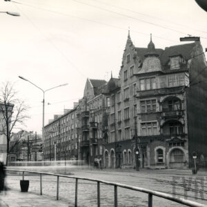 ulica, przy niej kilkupiętrowe kamienice