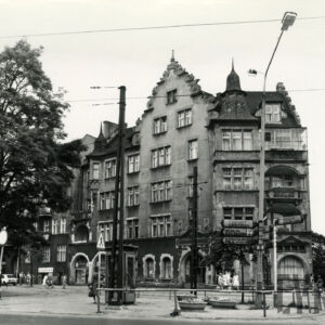 czterokondygnacyjna kamienica z poddaszem i zdobionym szczytem z wieżyczkami