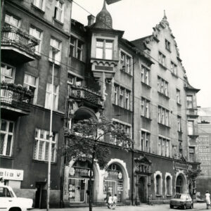 czterokondygnacyjna kamienica z poddaszem i zdobionym szczytem z wieżyczkami