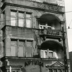 fragment czterokondygnacyjnej kamienicy z dwoma balkonami