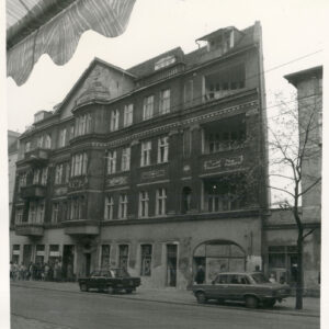 trzypiętrowa kamienica z trójkątnym szczytem