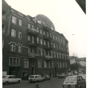 czteropiętrowa kamienica z poddaszem