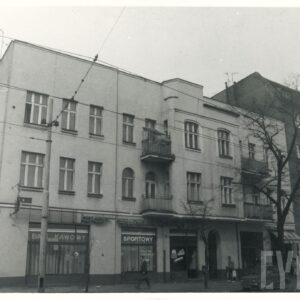 dwupiętrowa kamienica murowana, otynkowana