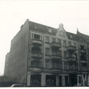 trzypiętrowa kamienica murowana, otynkowana z poddaszem