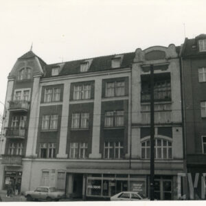 trzypiętrowa kamienica murowana, otynkowana z poddaszem