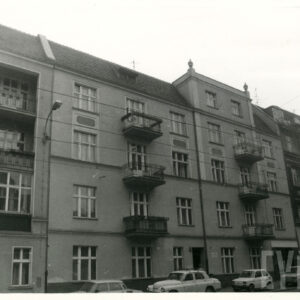 trzypiętrowa otynkowana kamienica z poddaszem