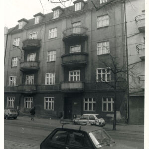 trzypiętrowa murowana, otynkowana kamienica z poddaszem