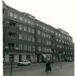 czteropiętrowe, murowane kamienice z poddaszem