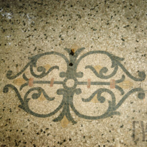 kamienna podłoga z ornamentem graficznym