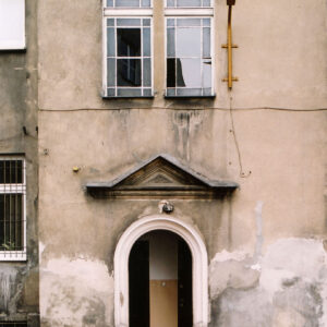 fragment elewacji z drzwiami i oknem nad nimi