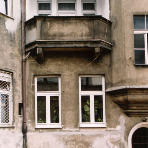 fragment elewacji z oknami i balkonem