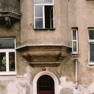 fragment elewacji z drzwiami wejściowymi