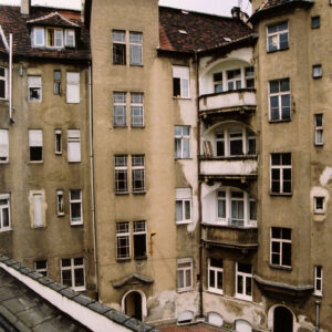 czterokondygnacyjna kamienica z poddaszem