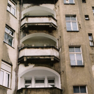 czterokondygnacyjna kamienica z poddaszem i balkonami