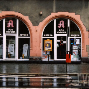 dwa okna, łukowato zakończone