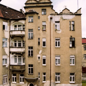 czterokondygnacyjna kamienica z poddaszem i zdobionym szczytem