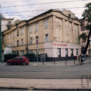 dwupiętrowa kamienica, z częściowo zamurowanymi oknami