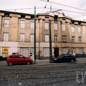 dwupiętrowa kamienica, z częściowo zamurowanymi oknami