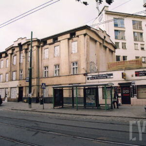 dwupiętrowa kamienica, z częściowo zamurowanymi oknami