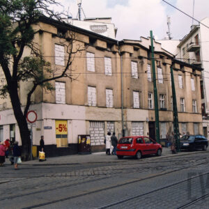 dwupiętrowa kamienica, z częściowo zamurowanymi oknami