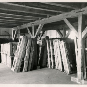 magazyn drewnianych materiałów, niskie pomieszczenie z drewnianymi elementami konstrukcyjnymi