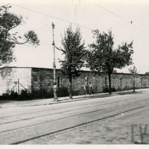 długi, niski budynek magazynowy, na pierwszym planie ulica