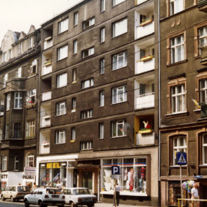 pięciopiętrowa prosty w formie budynek z loggiami, w partii parteru sklepy