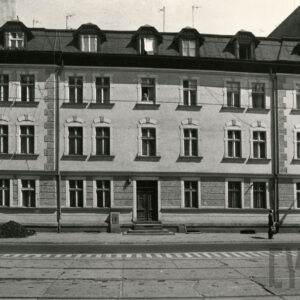 dwupiętrowa kamienica z poddaszem