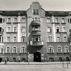 trzypiętrowa kamienica z balkonami i loggiami