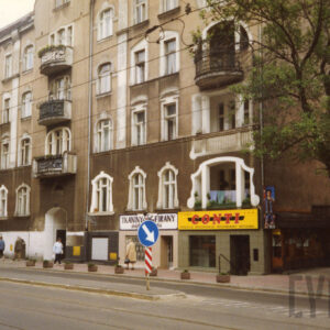 trzypiętrowa kamienica z balkonami i loggiami