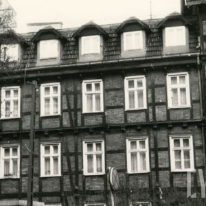 fragment elewacji domu drewniano-ceglanego z użytkowym poddaszem