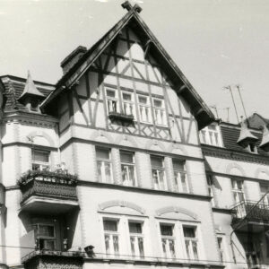 ozdobny szczyt kamienicy z oknami