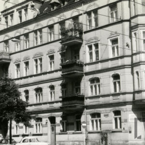 trzypiętrowa kamienica z użytkowym poddaszem, elewacja zwieńczona ozdobnym szczytem