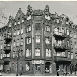 trzypiętrowa kamienica z użytkowym poddaszem, zdobioną elewacją i szczytami