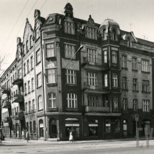 trzypiętrowa kamienica z użytkowym poddaszem, zdobioną elewacją i szczytami