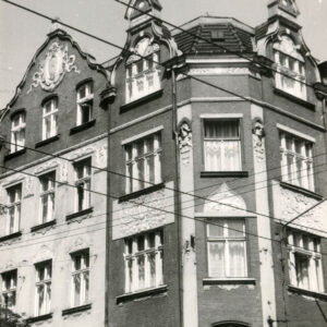 fragment bogato zdobionej elewacji kamienicy ze szczytami