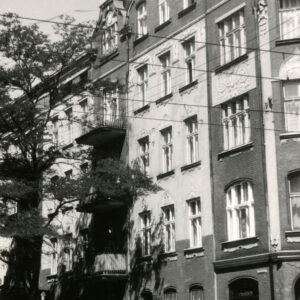 trzypiętrowa kamienica z bogato zdobioną elewacją i szczytami