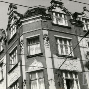 fragment bogato zdobionej elewacji kamienicy