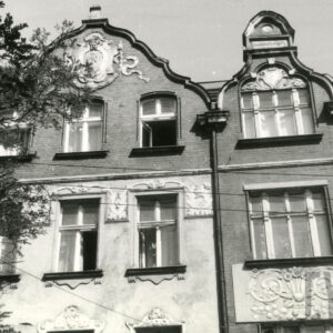 fragment bogato zdobionej elewacji kamienicy