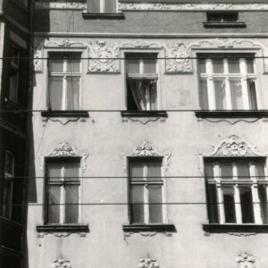 fragment elewacji kamienicy z oknami