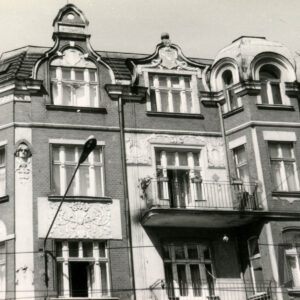 ostatnie, trzy kondygnacje kamienicy, bogata sztukateria nad oknami