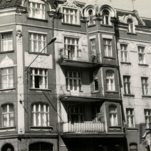 trzypiętrowa kamienica z użytkowym poddaszem, zdobioną elewacją i szczytami