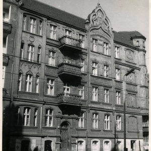 trzypiętrowa kamienica z suteryną