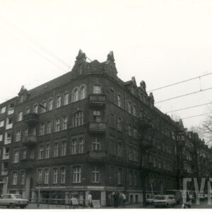 trzypiętrowa kamienica z suteryną i użytkowym poddaszem